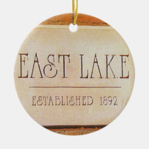 Lago del este, Decatur, Georgia, ornamentos del