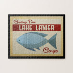 Lago Lanier Jigsaw Puzzle Georgia Fish Vintage<br><div class="desc">Este diseño de viajes vintage de Greetings From Lake Lanier Georgia incluye un divertido pescado azul con acentos rojos y una atmósfera retro de los años 60.</div>
