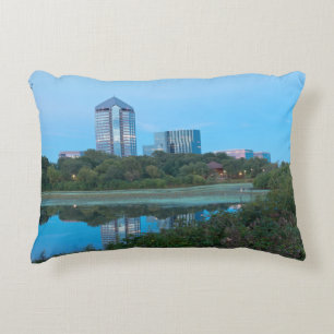 Lago Normandale y edificios Almohada decorativa