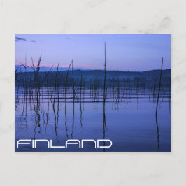 Lago sereno y neblina después de la fuerte postal 