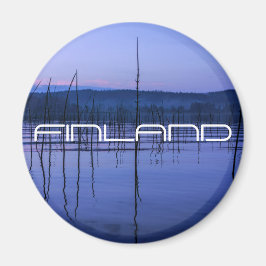 Lago sereno y niebla después de fuerte imán de llu