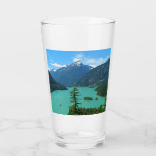 Lago Turquesa de montaña nevada en Washington