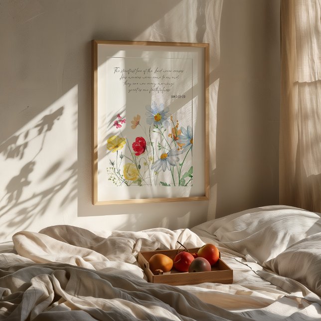 Lamentaciones florales 3 Impresión Poster (Floral Lamentations 3 Bible verse art in a neutral modern room with wooden furniture and soft light.)
