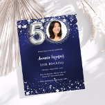Lámina 50.ª invitación a la foto de color azul marino<br><div class="desc">Una moderna y elegante invitación fotográfica para una fiesta de cumpleaños número 50. Un fondo azul marino,  decorado con estrellas. El color azul es desigual. Personalice y agregue los detalles de su foto y fiesta. 1 hoja = 1 borde impreso de invitación al borde.</div>