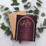Lámina 50.ª invitación al arco de oro de Borgoña<br><div class="desc">Una elegante invitación de cumpleaños número 50. Un fondo borgoñoso con un arco dorado en la parte delantera. 1 hoja = 1 borde impreso de invitación al borde.</div>