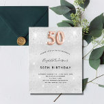 Lámina 50.ª invitación al oro rosa de plata por cumpleaño<br><div class="desc">Una invitación moderna,  elegante y glamurosa para una fiesta de cumpleaños número 50. Un fondo falso plateado,  decorado con polvo purpurina. Personalice y agregue su nombre y detalles del fiesta. El número 50 está escrito con un tipo de letra,  guión,  estilo de globo de oro subió.</div>