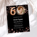 Lámina 60.ª invitación a la fotografía de oro con rosa ne<br><div class="desc">Una moderna y elegante invitación fotográfica para una fiesta de cumpleaños número 60. Un fondo negro clásico,  decorado con estrellas doradas subió. Personalice y agregue los detalles de su fiesta. 1 hoja = 1 borde impreso de invitación al borde.</div>