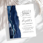 Lámina Agato azul Fiesta de cumpleaños 30 de sorpresa pre<br><div class="desc">El borde izquierdo de esta elegante y sorpresiva invitación a la fiesta de cumpleaños cuenta con un borde de batido de color azul marino recortado con un falso purpurina de plata. El texto del personalizable combina escritura a mano, copperplate y cursiva en gris carbón sobre fondo blanco. El reverso presenta...</div>