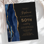 Lámina Agato de oro azul de la marina de presupuesto 50 c<br><div class="desc">El borde izquierdo de esta elegante y moderna invitación a la fiesta de 50 años cuenta con una barra color agua azul marino bordeada por un falso purpurina de oro. El texto del personalizable combina la escritura a mano de color dorado, las fuentes de copperplate y cursiva sobre un fondo...</div>