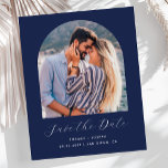 Lámina Arco fotográfico presupuestal Azul de la Marina Sa<br><div class="desc">Esta sencilla y minimalista tarjeta Save the Date incluye un arco fotográfico sobre las palabras "Save the Date" en un elegante guión de escritura a mano en blanco, seguido por los nombres de la pareja, la fecha del boda y la ciudad en letra sans serif sobre un fondo azul marino....</div>