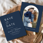 Lámina Azul marino de presupuesto salva la Invitación de<br><div class="desc">Boho,  Boda de presupuesto,  salva las tarjetas de fecha que tienen una foto al frente. Las tarjetas Save the Date contienen una moderna tipografía de escritura cursiva con letras a mano que son elegantes,  simples y modernas para usar después de la minimalista celebración del día de la boda.</div>