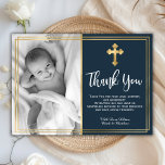 Lámina Baptismo de oro azul de la Marina de Presupuesto G<br><div class="desc">Presupuesto, elegante bautizo azul marino y bautismo gracias a las cartas. Envíe gracias a la familia y amigos con esta moderna tarjeta plana personalizada de agradecimiento. Presenta el guión con letras a mano "Gracias", alrededor de un marco doble de Relieve metalizado de oro falso sobre fondo marino. Esta moderna y...</div>