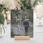 Lámina Bienvenida boda 2 Fotos y códigos QR Número de tab<br><div class="desc">Bienvenidos a su recepción nupcial con moda moderna foto personalizado y tarjetas de códigos QR. Las imágenes y la redacción son fáciles de personalizar y pueden ser diferentes o iguales en el frente y en el reverso. Si es preferible, cambia "capturar el amor" a "fondo de luna de miel", "un...</div>