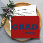 Lámina Blue de presupuesto en Grad Rojo oscuro Gracias No<br><div class="desc">Una nota de agradecimiento plana con las palabras "Clase de 20XX GRAD gracias" en negrita con letras azules en un fondo rojo oscuro tiene espacio para un mensaje impreso en la parte posterior o dejar en blanco para escribir a mano. **Los ENVELOPES se venden por separado. COINCIDIENDO con los artículos...</div>