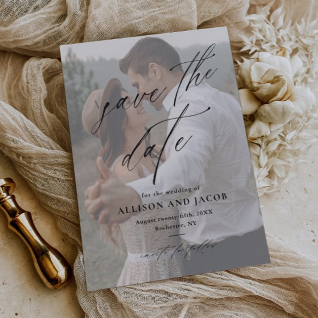 Lámina Boda de fotos con guión elegante de presupuesto Gu (Elegant handwritten budget wedding photo save the date card.)
