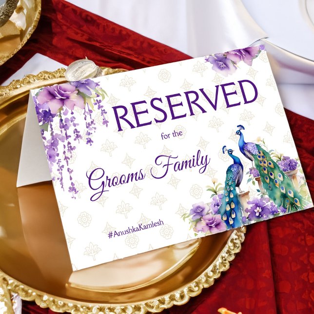 Lámina Cartel reservado del boda indio púrpura pavo real (Peacock purple Indian wedding reserved table sign two peacocks lilac wisteria reserved sign)