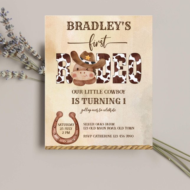 Lámina Cuidada invitación al presupuesto de cumpleaños de (Cute baby cowboy horse first rodeo birthday western invitation template cow pattern sript)