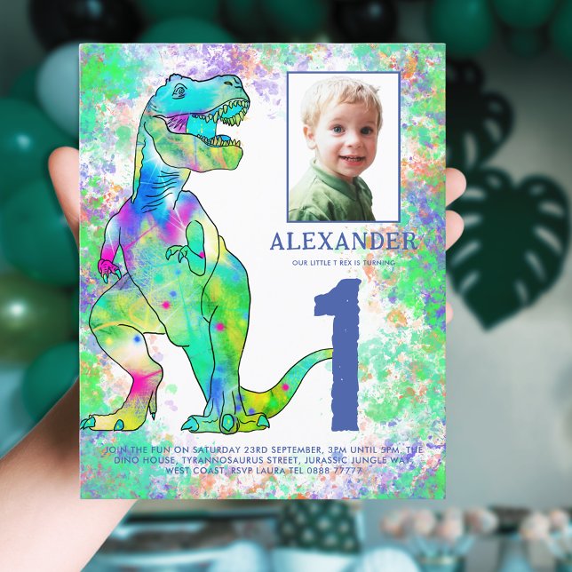 Lámina Dinosaurio 1er cumpleaños Fiesta foto acuarela (Colorful dinosaur 1st birthday party budget invitation with photo template watercolor T-Rex dino)