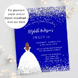 Lámina Dulce invitación a vestir de azul real<br><div class="desc">Una invitación moderna, elegante y glamurosa para una fiesta de 16 y 16 años. Un fondo azul real con polvo falso purpurina, un chica con un vestido de bola. El nombre está escrito con una escritura de estilo con letras a mano moderna. Personalice y agregue los detalles de su fiesta....</div>