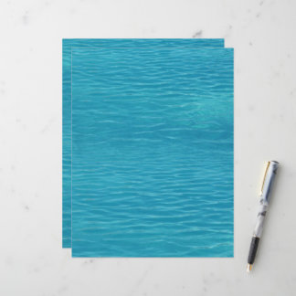 Lámina El agua de la piscina revuelve el volante de la es