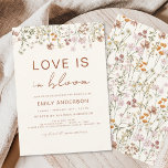 Lámina El amor está en la ducha de flores silvestres en f<br><div class="desc">Celebra el amor con nuestra invitación a la ducha de flores silvestres "El amor está en flor". Decorada con flores silvestres vibrantes y delicada vegetación, esta invitación capta la esencia del romance y la belleza natural. Tanto si se trata de una reunión íntima como de una aventura suntuosa, los suaves...</div>