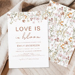 Lámina El amor está en la ducha de flores silvestres en f<br><div class="desc">Celebra el amor con nuestra invitación a la ducha de flores silvestres "El amor está en flor". Decorada con flores silvestres vibrantes y delicada vegetación, esta invitación capta la esencia del romance y la belleza natural. Tanto si se trata de una reunión íntima como de una aventura suntuosa, los suaves...</div>