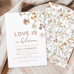 Lámina El amor presupuestal en la ducha de flores silvest<br><div class="desc">Celebra el amor con nuestra invitación a la ducha de flores silvestres "El amor está en flor". Decorada con flores silvestres vibrantes y delicada vegetación, esta invitación capta la esencia del romance y la belleza natural. Tanto si se trata de una reunión íntima como de una aventura suntuosa, los suaves...</div>