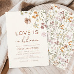 Lámina El amor presupuestal en la ducha de flores silvest<br><div class="desc">Celebra el amor con nuestra invitación a la ducha de flores silvestres "El amor está en flor". Decorada con flores silvestres vibrantes y delicada vegetación, esta invitación capta la esencia del romance y la belleza natural. Tanto si se trata de una reunión íntima como de una aventura suntuosa, los suaves...</div>