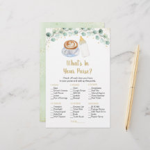 El bebé está preparando café en tu juego de bolso