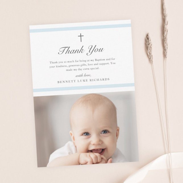 Lámina Elegancia Moderna Bautizo de Niño (Modern boys photo baptism thank you card with light blue bars and script type.)