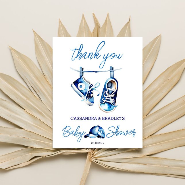 Lámina Es un niño zapatos de bebé azules una gorra tarjet (It's a boy baby shower thank you card cute baby sneakers baseball cap modern watercolor casual font)
