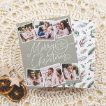 Lámina Feliz Navidad Sabio Verde 6 fotos presupuesto<br><div class="desc">¡Difundan alegría por las vacaciones con esta encantadora tarjeta de fotos de Navidades verdes de sabios! El frente presenta "Feliz Navidad" en una divertida caligrafía escrita a mano, con el nombre de tu familia y el año escondido en uno de los florecientes. Añade un toque personal con seis fotos personalizados...</div>