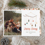 Lámina Festividad de la sección de árbol de Navidad del B<br><div class="desc">Un diseño moderno, económico y a la vez festivo de tarjetas de vacaciones con boho vibes. En el lado derecho de esta tarjeta de Navidades escandaloso hay una rama colgante decorada con conos de pino, baubles, corazones, ramos de pino y estrellas. Debajo de eso se lee "Felices Fiestas" en un...</div>