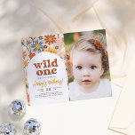 Lámina Fiesta del primer cumpleaños de Budget Wild One Re<br><div class="desc">Celebra el día especial de tu pequeña con esta encantadora invitación de fiesta de cumpleaños de chicas de flores silvestres. La parte delantera de la tarjeta de presupuesto muestra un patrón hecho a mano de flores silvestres extravagantes, en una paleta de colores boho de los años 70 de browns, beige,...</div>