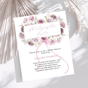 Lámina Floral de arco rosa Ella está atando la ducha de n