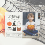 Lámina Foto de cumpleaños de amigos modernos de Halloween<br><div class="desc">Este diseño moderno presenta el nombre del niño de cumpleaños en letras mayúsculas en una de mis fuentes decorativas favoritas, debajo, su edad aparece en tipografía de escritura tipográfica. Debajo, en medio de la tarjeta, hay 6 amigos de Halloween: una calabaza, un vampiro, un gorra de brujas, un gato negro,...</div>