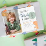 Lámina Foto de fiesta de cumpleaños temática de Dinosauri<br><div class="desc">Invitación para una fiesta de cumpleaños asequible con un dinosaurio dibujado a mano sosteniendo un globo. Dentro del globo está la edad del niño de cumpleaños. El texto de la invitación se rota y se alinea a la izquierda para una disposición divertida. En la parte superior de la invitación se...</div>