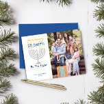 Lámina Foto de Hanukkah del presupuesto Shalom Peace en l<br><div class="desc">Presupuesto Shalom Peace on Earth Hanukkah Tarjeta fotográfica de vacaciones ¡Sé la luz! Envíe esta tarjeta a sus amigos y familia esta festividad, y caliente sus espíritus con luz. Menorá plateado con texto azul y dorado de Shalom (en hebreo) en la Tierra. Fácil de personalizar con su nombre y foto....</div>