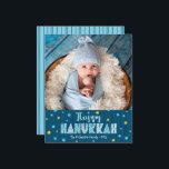 Lámina Foto de presupuesto Happy Hanukkah Blue Gold Stars<br><div class="desc">"Feliz Hanukkah". Una tipografía divertida, divertida, caprichosa, de elaboración artesanal y un patrón al azar de la estrella de David con un Relieve metalizado azul turquesa claro y un falso oro, sobre líneas dibujadas a mano azul marino oscuro en un fondo azul marino, junto con la foto de tu elección,...</div>