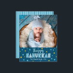 Lámina Foto de presupuesto Happy Hanukkah Blue Gold Stars<br><div class="desc">"Feliz Hanukkah". Una tipografía divertida, divertida, caprichosa, de elaboración artesanal y un patrón al azar de la estrella de David con un Relieve metalizado azul turquesa claro y un falso oro, sobre líneas dibujadas a mano azul marino oscuro en un fondo azul marino, junto con la foto de tu elección,...</div>