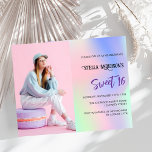 Lámina Foto de presupuesto holográfico rosa Invitación du<br><div class="desc">Fondo holográfico rosa,  violeta y verde menta. Personalice y agregue una foto y detalles del fiesta. 1 hoja = 1 borde impreso de invitación al borde.</div>