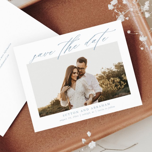 Lámina Foto de script de presupuesto Guardar la fecha (Elegant script dusty blue budget photo wedding save the date card.)