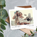 Lámina Foto instantánea de Mod Divertido al presupuesto G<br><div class="desc">** EL PAPEL SATÍN ES PAPEL DELGADO. ACTUALIZAR EL PAPEL PARA UN PAPEL DE TARJETA MÁS ESPESO. TIENE UNA OPCIÓN PARA ENVELOPES. *** Ahorra dinero en invitaciones con esta invitación más pequeña que tiene una opción para sobres. Haga que sus invitados se entusiasmen con su boda con su moda Fun...</div>