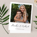 Lámina Foto instantánea de presupuesto 2 Guardar la fecha<br><div class="desc">** EL PAPEL SATÍN ES PAPEL DELGADO. ACTUALIZAR EL PAPEL PARA UN PAPEL MÁS ESPESO. TIENE UNA OPCIÓN PARA ENVELOPES. *** Ahorre dinero en invitaciones formales con esta invitación más pequeña que tiene una opción para sobres. Prepárese a sus invitados para el increíble boda con su foto instantánea 2 Guardar...</div>