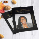 Lámina Foto Presupuesto 50 Invitación de cumpleaños Oro N<br><div class="desc">¡Haz especial tu cumpleaños número 50 de tu persona con esta invitación fotográfica amigable con el presupuesto! Con un diseño en negro y oro, puedes añadir tu foto favorita del invitado de honor y personalizar el texto para cualquier ocasión. Perfecto para un cumpleaños histórico o cualquier otro evento especial, esta...</div>