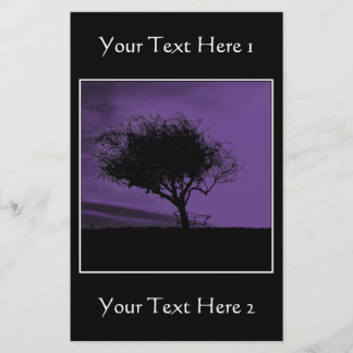 Lámina Glastonbury Hawthorn. Árbol en la colina. Violeta,