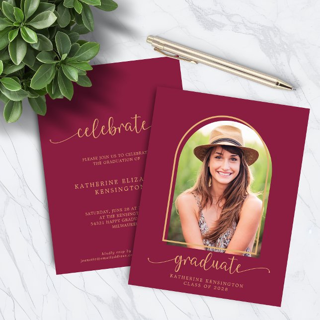 Lámina Graduación de fotos del Arco de Oro Borgoña Elegan (Budget Elegant Burgundy Gold Arch Photo Graduation Announcement Invitations)
