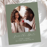 Lámina Guión de arca fotográfica de presupuesto Sage Gree<br><div class="desc">Esta sencilla y minimalista tarjeta Save the Date incluye un arco fotográfico sobre las palabras "Save the Date" en un elegante guión de escritura a mano en blanco, seguido por los nombres de la pareja, la fecha del boda y la ciudad en letra sans serif en un fondo verde sabio....</div>
