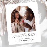 Lámina Guión de arco de fotos mínimo de presupuesto Guard<br><div class="desc">Esta sencilla y minimalista tarjeta Save the Date incluye un arco fotográfico sobre las palabras "Save the Date" en un elegante guión de escritura a mano en negro, seguido por los nombres de la pareja, la fecha boda y la ciudad en letra sans serif sobre un fondo blanco. Añada un...</div>