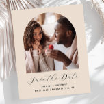 Lámina Guión de arco de fotos presupuesto Beige Guardar f<br><div class="desc">Esta sencilla y minimalista tarjeta Save the Date incluye un arco fotográfico sobre las palabras "Save the Date" en un elegante guión de escritura a mano en blanco, seguido por los nombres de la pareja, la fecha boda y la ciudad en letra sans serif en un fondo beige. Añada un...</div>